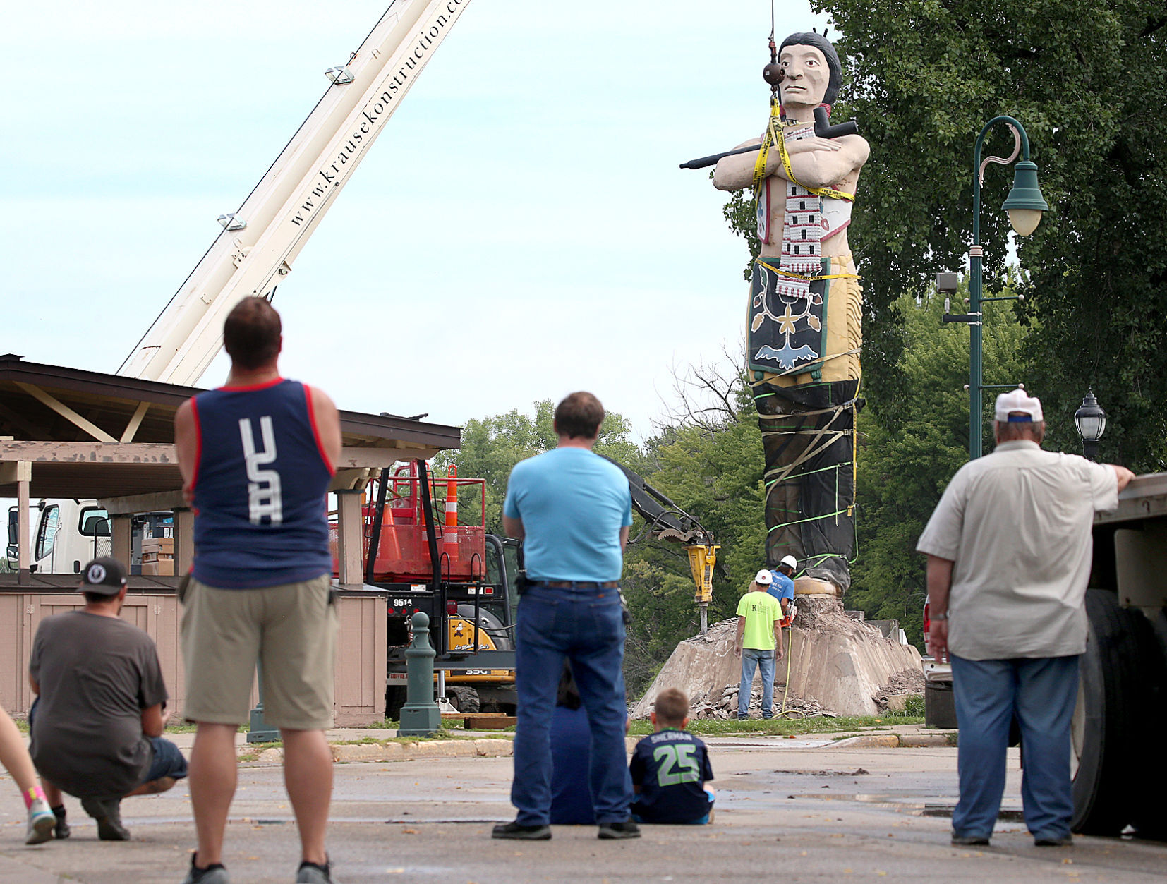 Hiawatha statue removal